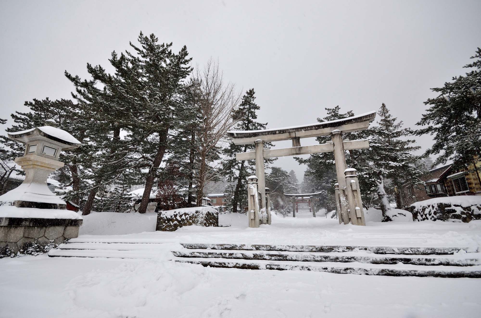 岩木山周辺の冬シーズン 雪に囲まれた岩木山神社